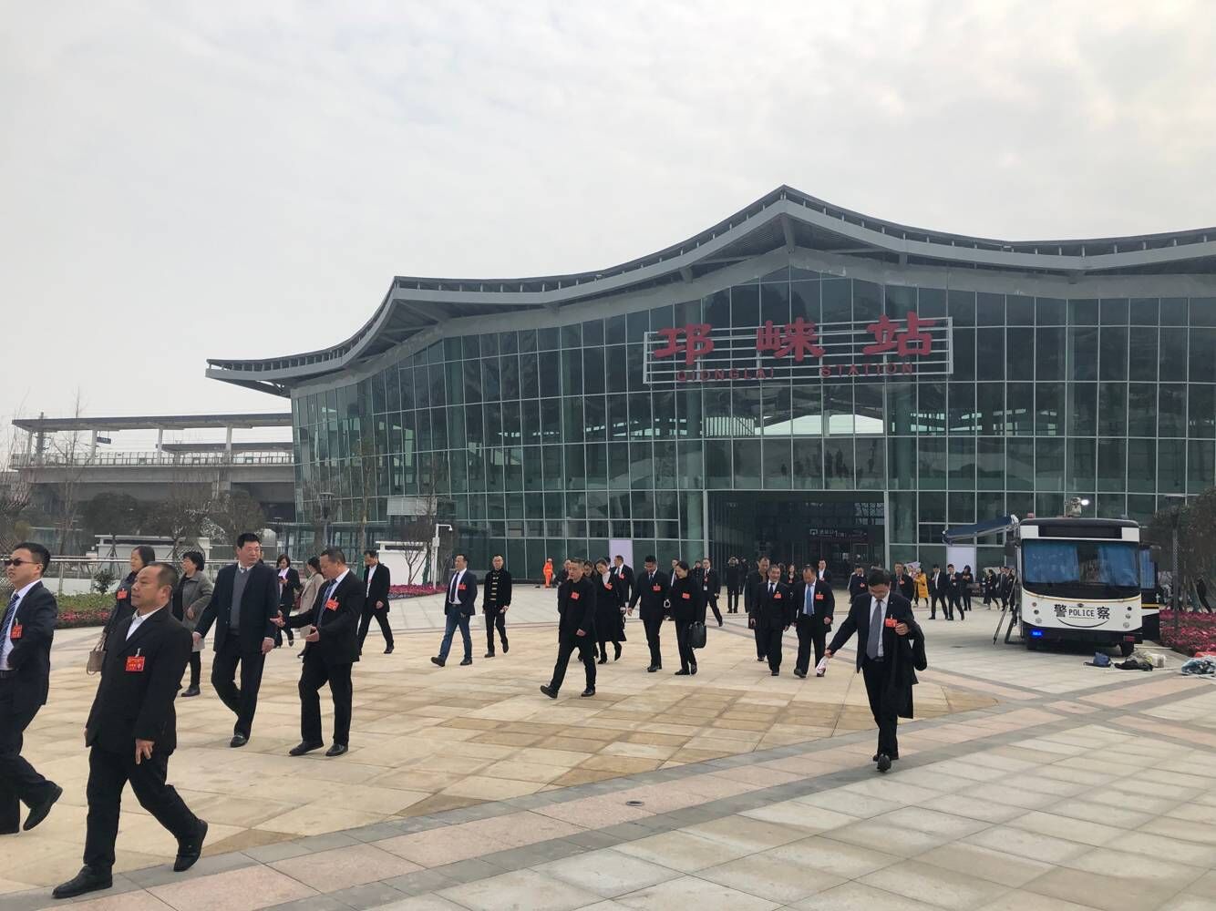 邛崃市两会代表参观六公司邛崃站配套工程