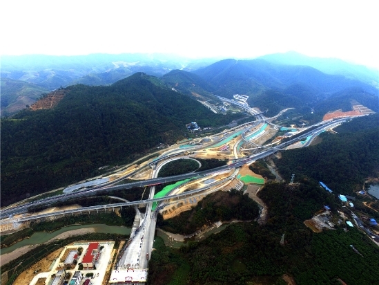 广西乐百高速公路今日建成通车